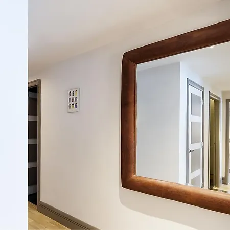 60 Adelaide Square 公寓 *